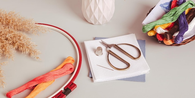 Biurko z narzędziami do haftu