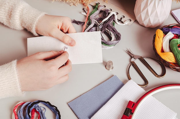 Trzy kartki z cennikiem i przykładowymi projektami